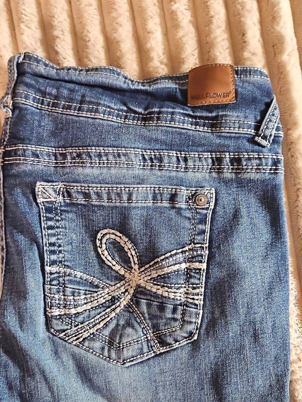 Wallflower Women's Blue Embroidered Back-Pocket Jeans